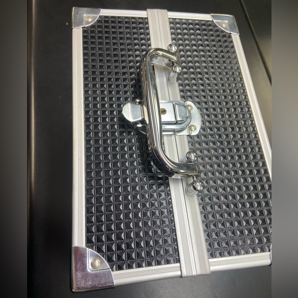 4 tray structure.
Portable and Secure
Durable and sturdy. Wipe-able fabric.